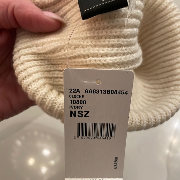 CHANEL BEANIE - Picture 4 of 6